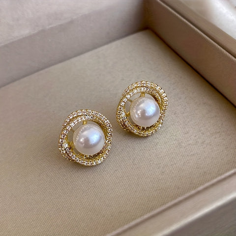 Elegant Classic Lady pearl gold plated ear studs